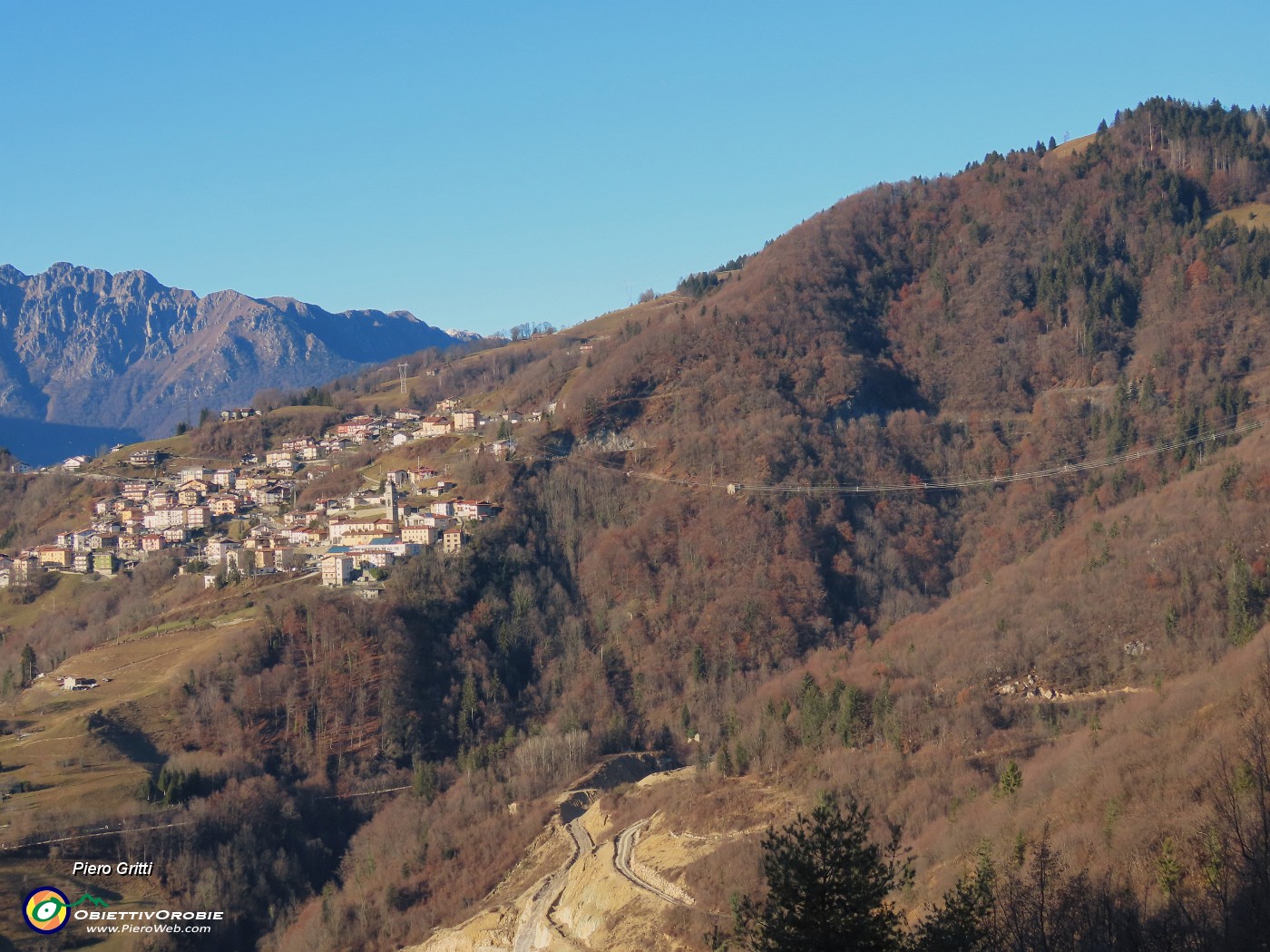 37 Zoom su Dossena e il ponte tibetano.JPG